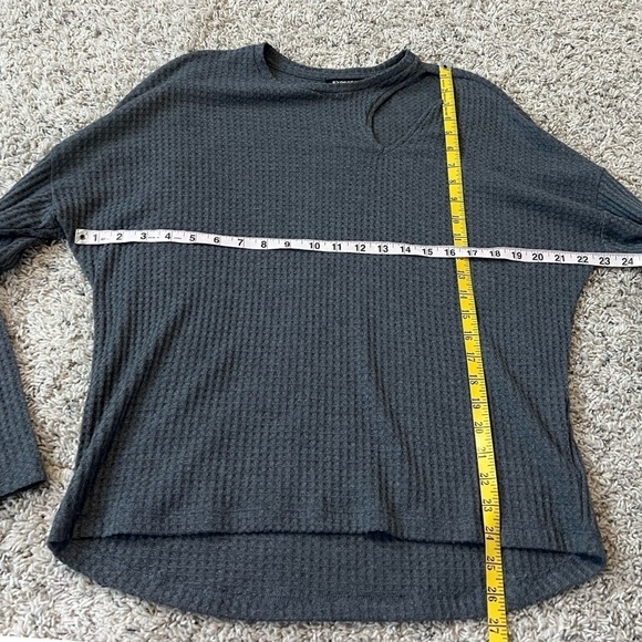 NEW Express Waffle Knit Scoop Neck Long Sleeve Pullover Top Gray high low M - Picture 4 of 8
